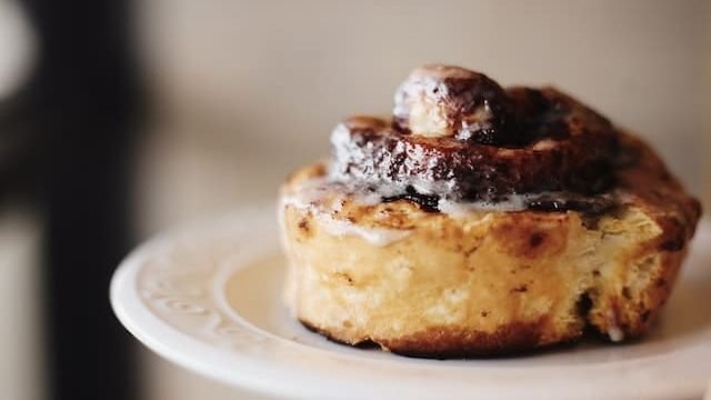 Can Cats Eat Cinnamon Rolls